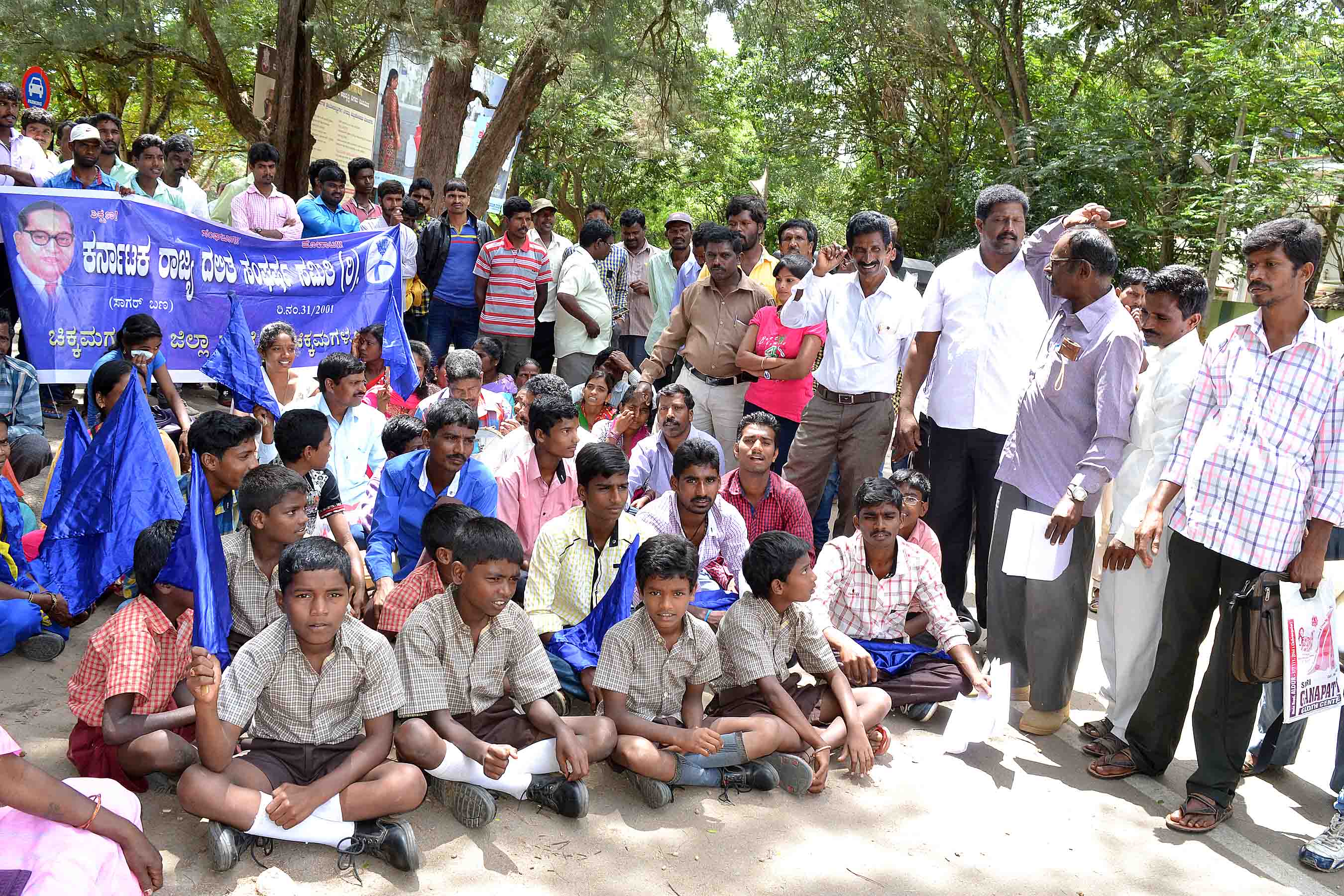 ದಲಿತರು ಸಂಚರಿಸುವ ರಸ್ತೆಗೆ ತಡೆ: ತೆರವಿಗೆ ಒತ್ತಾಯಿಸಿ ಧರಣಿ